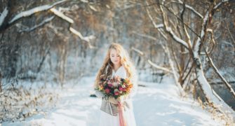 svatba v zimních svatebních šatech